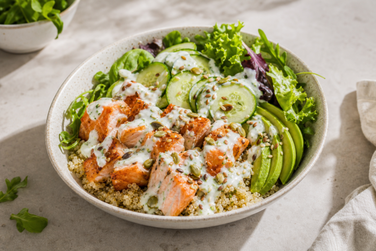 Quinoa bowl s pečeným lososom, uhorkou a avokádom ako sýty obed za 35 minút