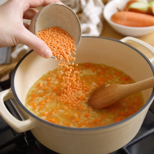 Do polievky sa prisypáva orzo a mieša sa vareškou.