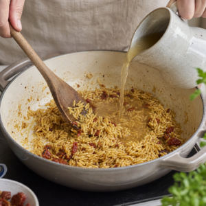 Orzo sa varí v jednom hrnci s kuracím mäsom a vývarom.