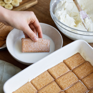 Zakrytá nepečená torta odložená do chladničky na stuhnutie.