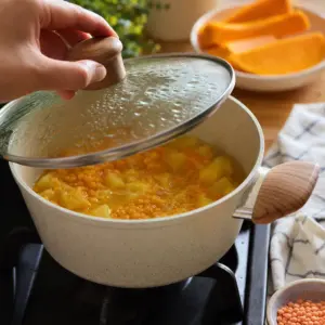 Uvarená zmes pripravená na rozmixovanie alebo jemné popučenie vidličkou.