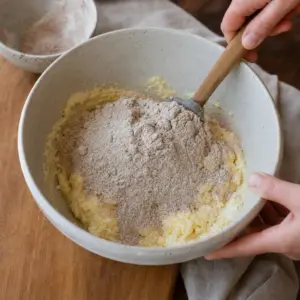 Pohánková múka s kypriacim práškom sa vmiešava do tvarohovo-jablkovej zmesi.